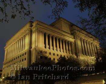 Photograph of County Courthouse from www.MilwaukeePhotos.com (C) Ian Pritchard